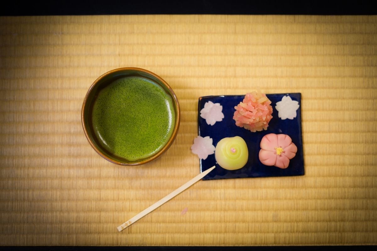 Mengapa Wagashi Selalu Disajikan Bersama Matcha?