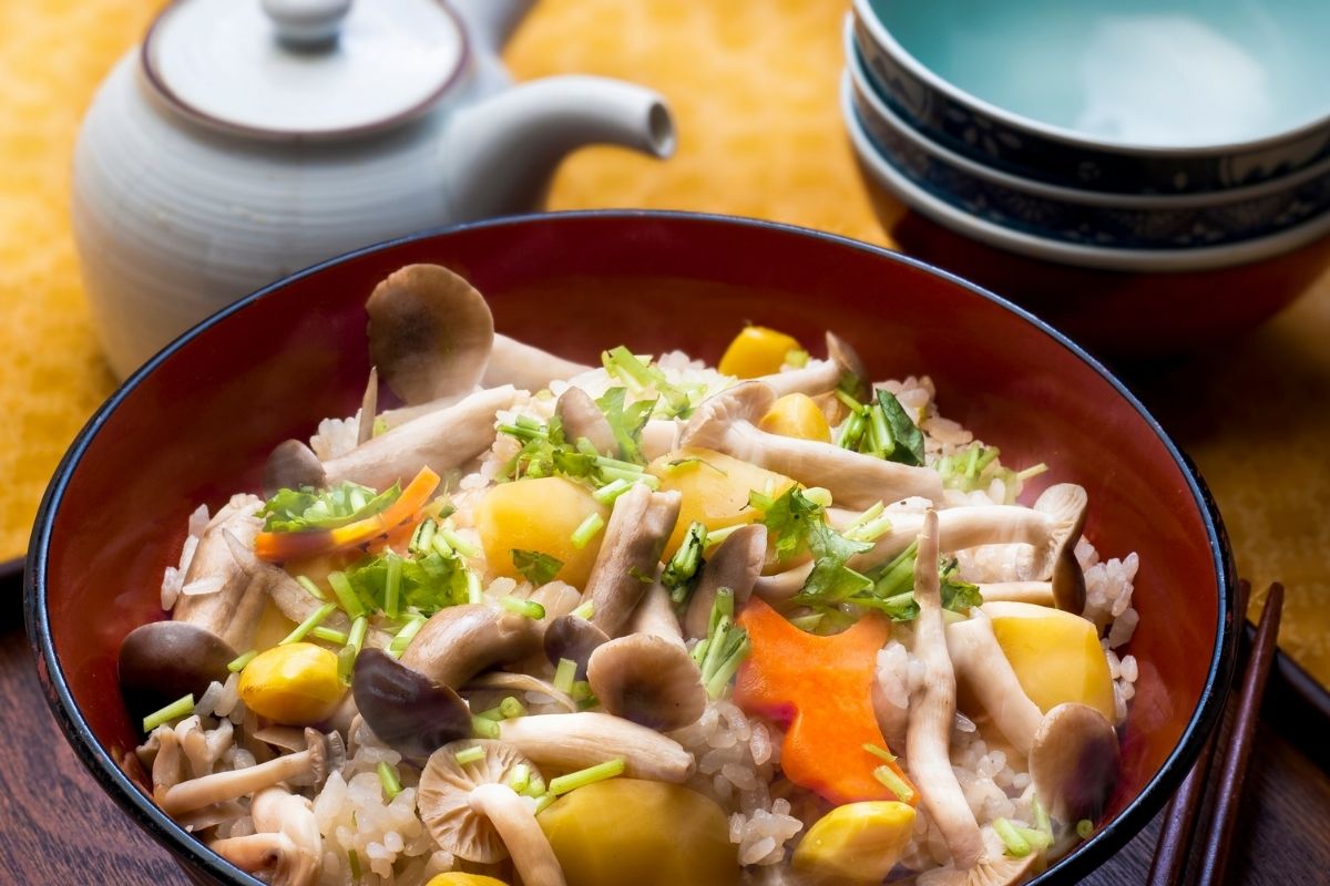 6. Takikomi Gohan dengan Jamur